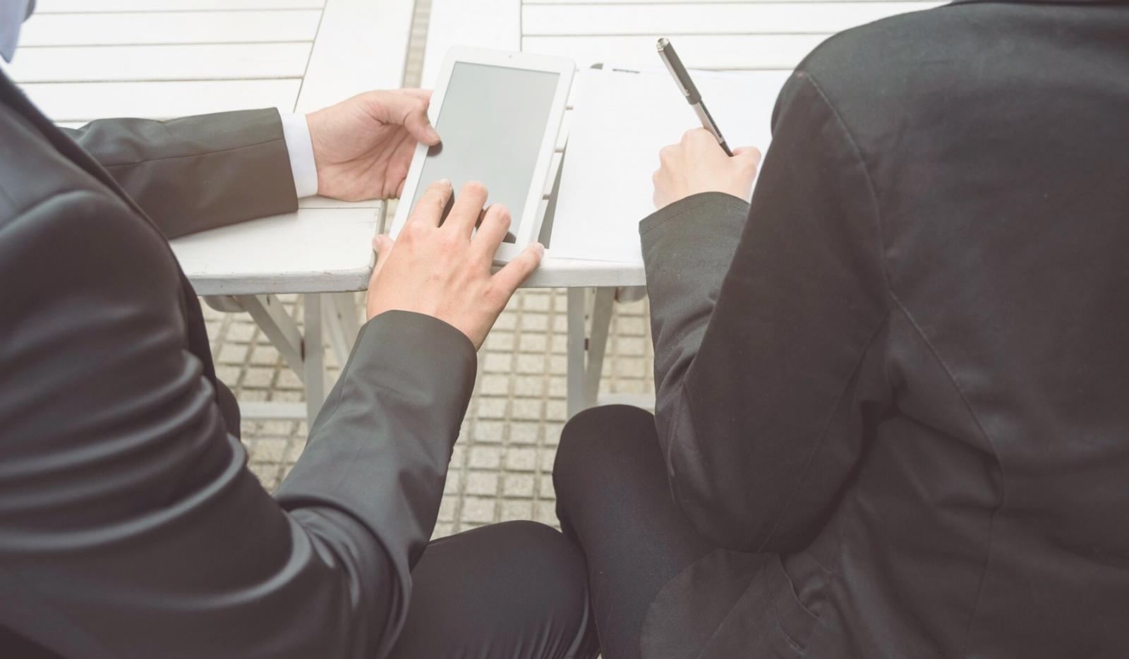 Grupo de profesionales colaborando en proyecto financiero